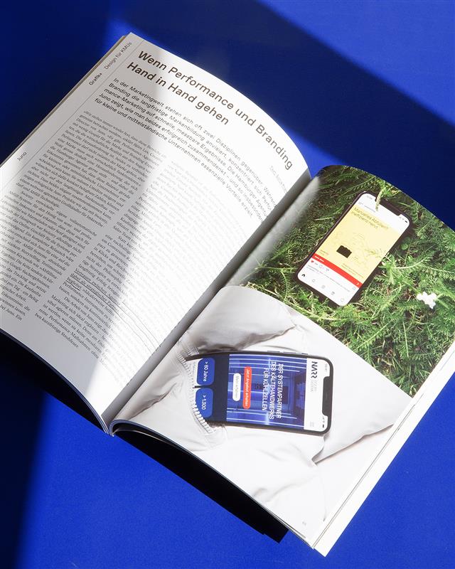 Aufgeschlagener Artikel aus dem Grafikmagazin