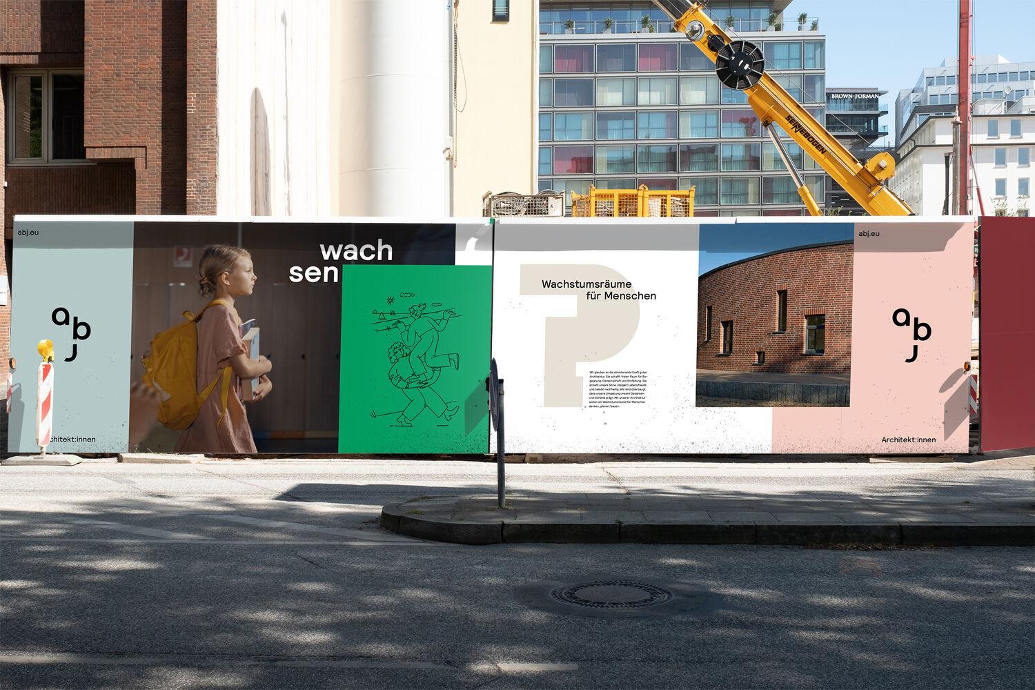 Ein Bauzaun mit Werbeplakaten von abj Architekt:innen vor einer Stadt.