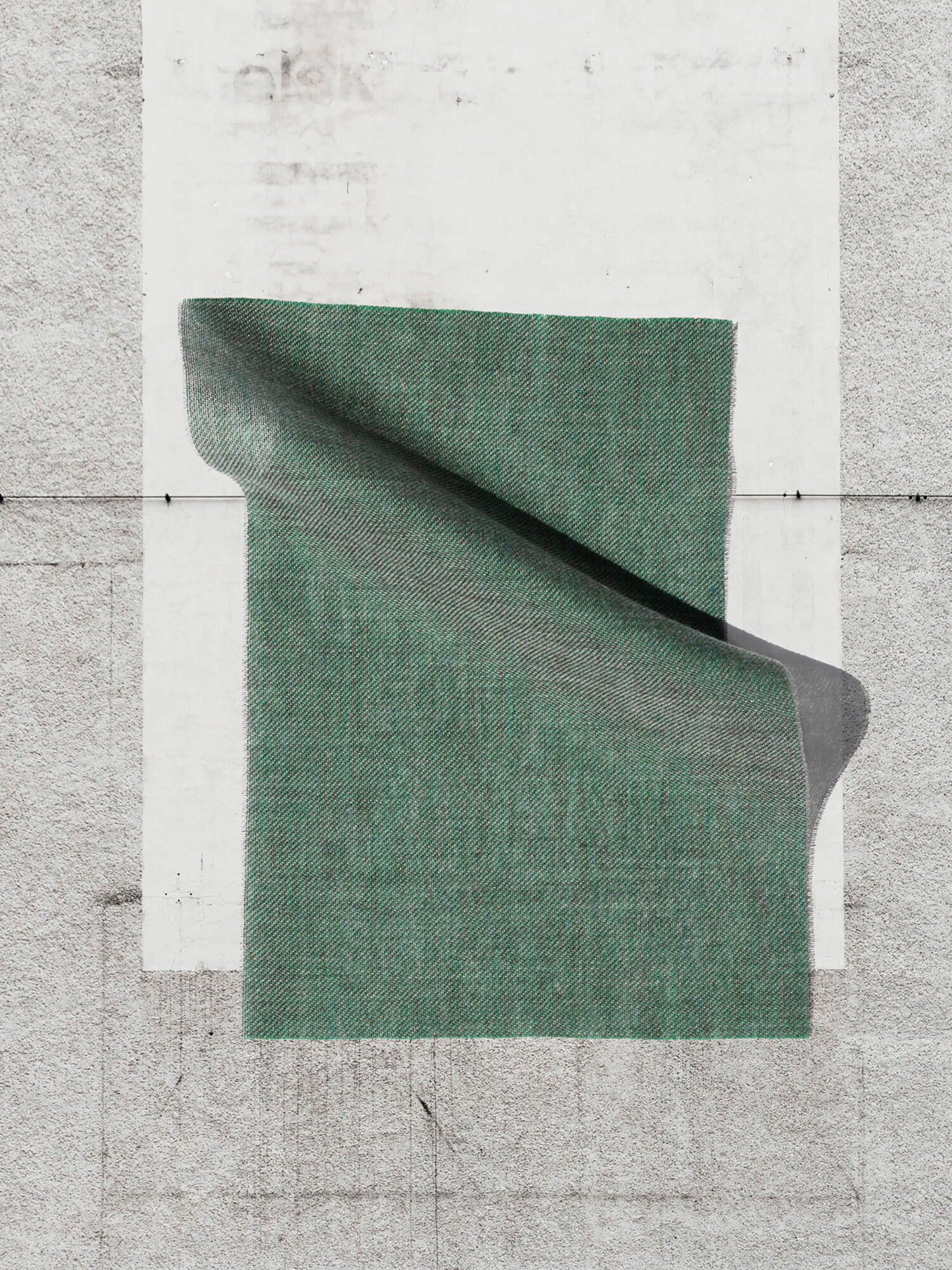 Drapiertes, grünes Stoffsample auf Betonboden