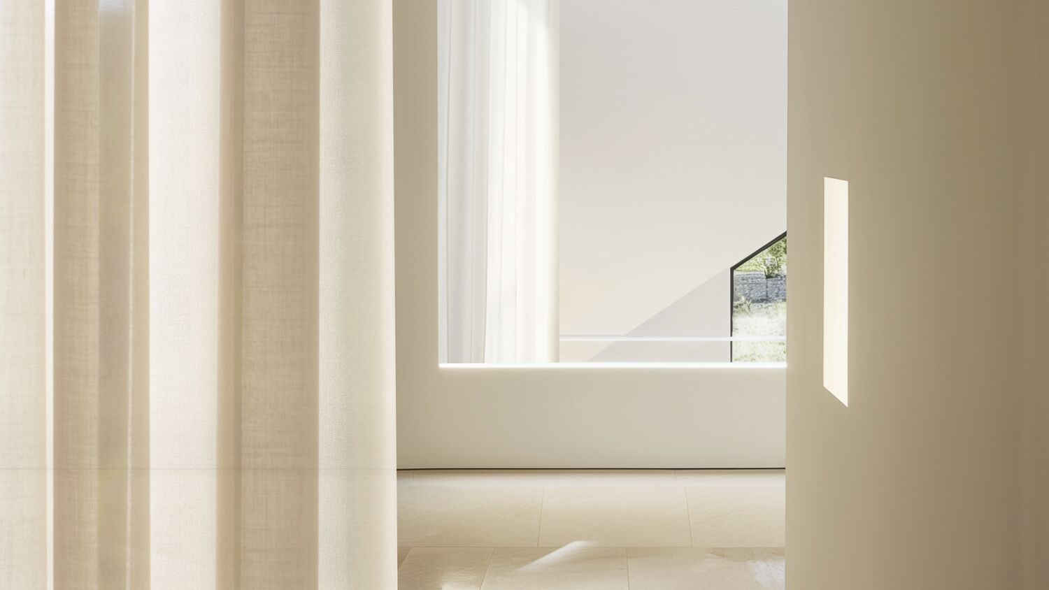 Ein heller Raum mit Vorhängen