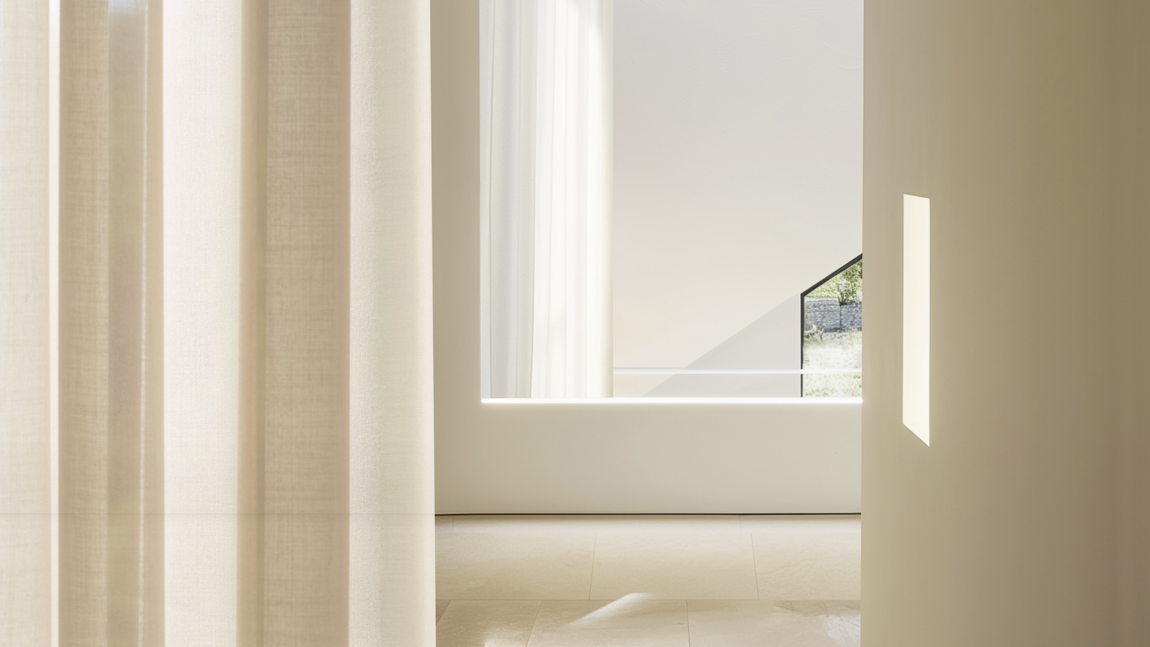 Ein heller Raum mit Vorhängen