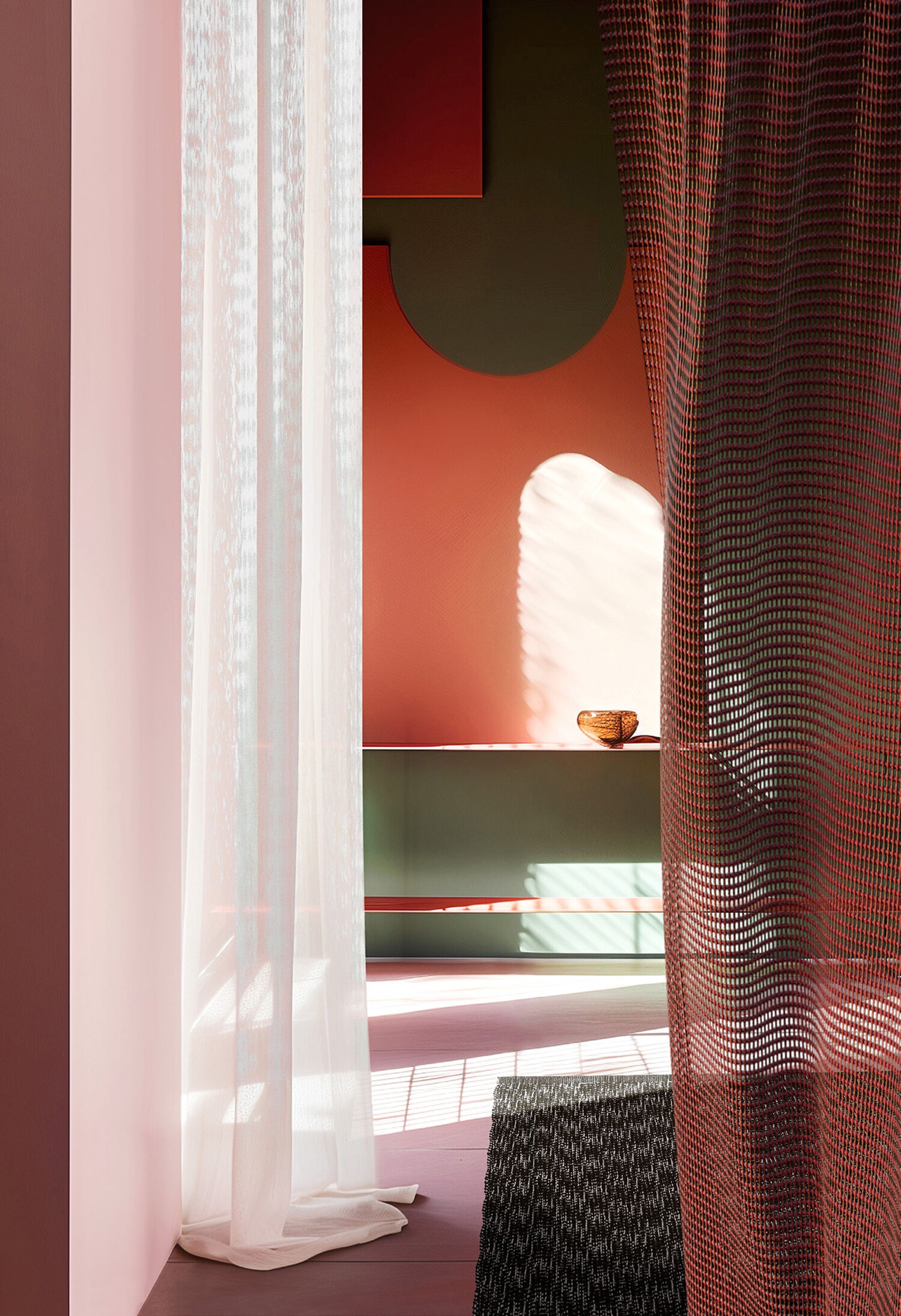 Ein heller Raum mit Vorhängen