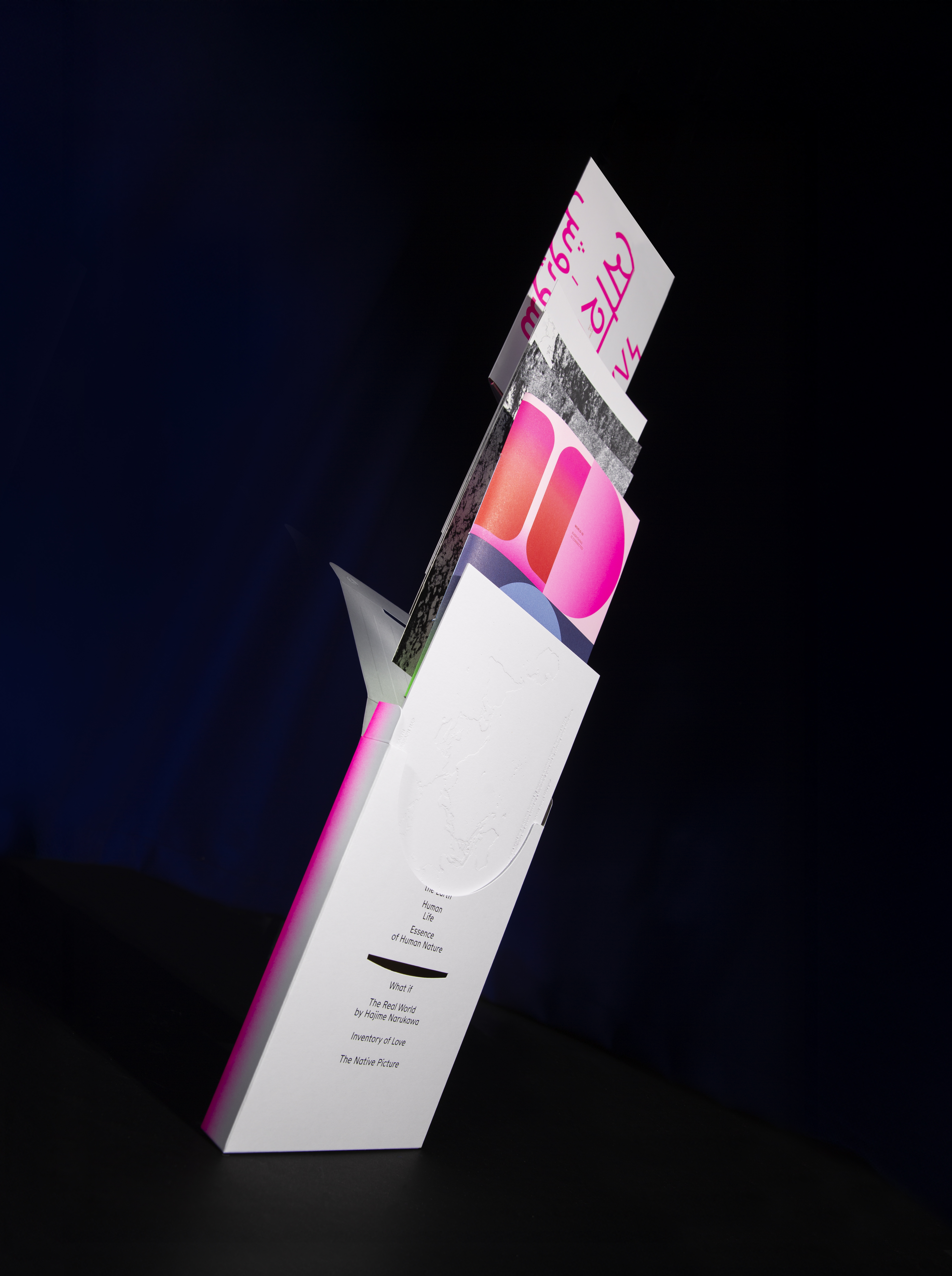 Aus einer geöffneten Papier-Box fliegen verschiedene Printprodukte nach oben raus – wie eine Rakete.