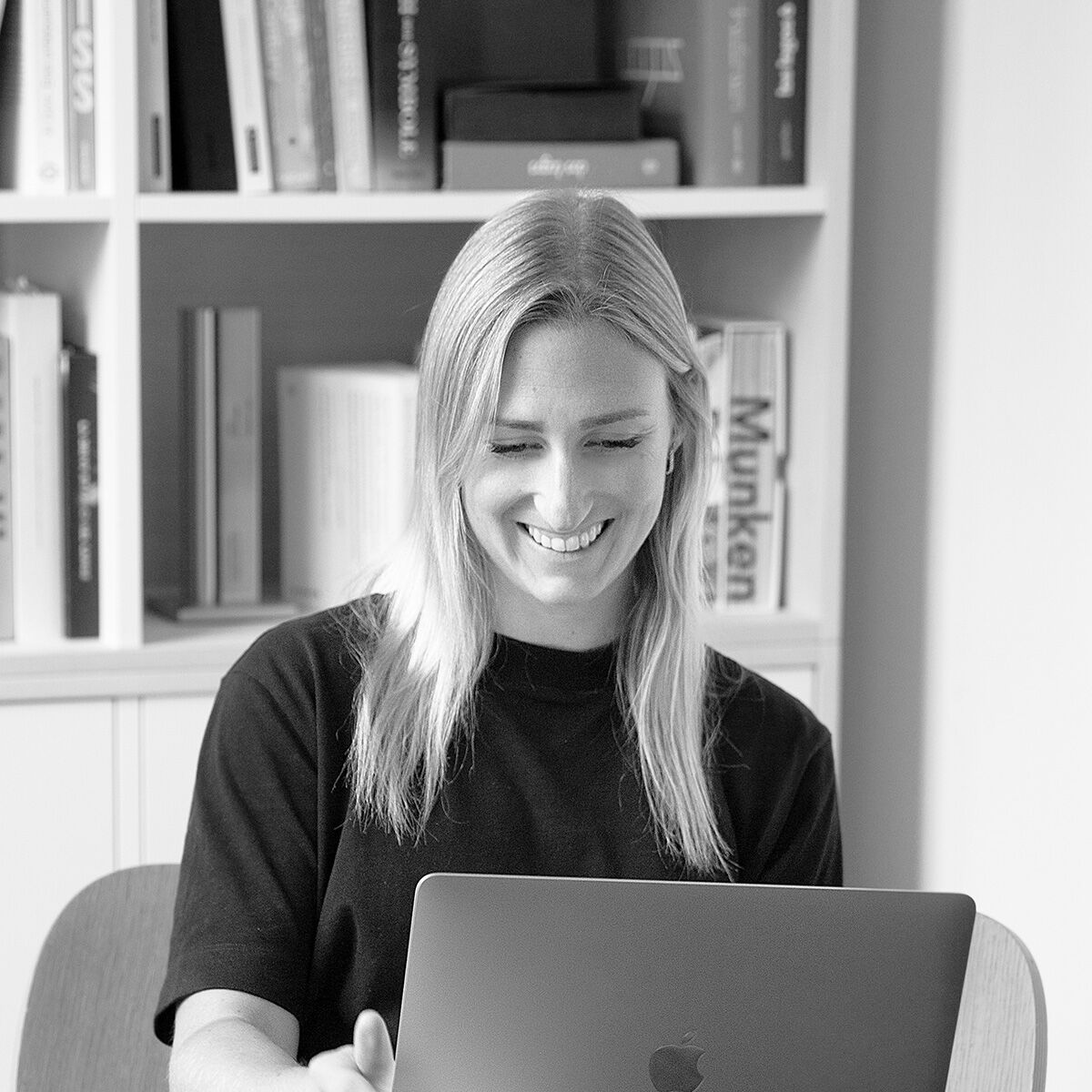 Portrait von Annika, die auf einen Laptop schaut.