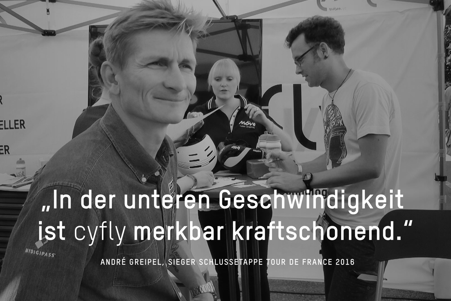 Sieger der Schlussetappe der Tour de France 2016 André Greipel in Schwarz-Weiß mit einem Zitat: »In der unteren Geschwindigkeit ist cyfly merkbar kraftschonend.«