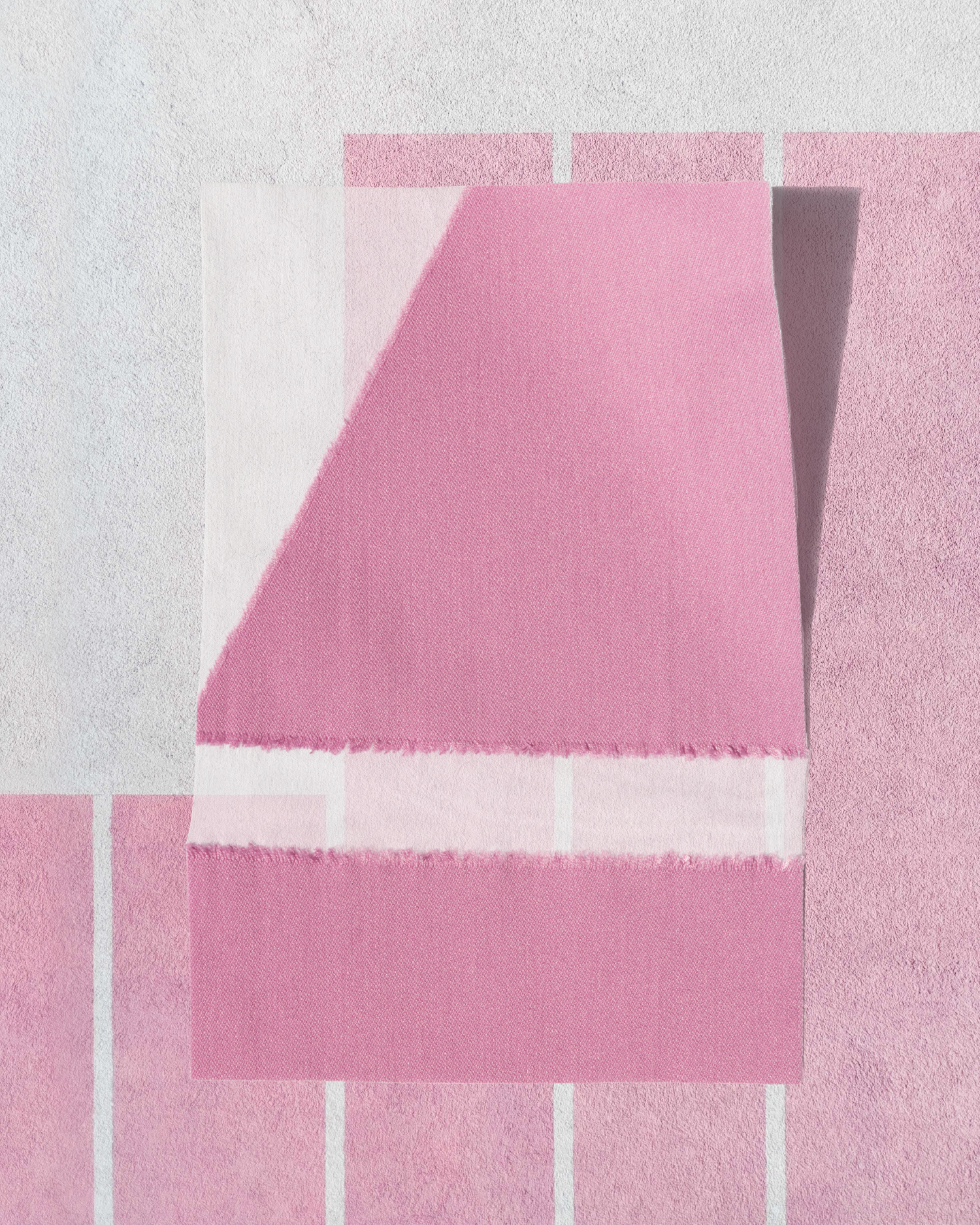 Rosa Stoffsample auf Hintergrund mit einem ähnlichen Muster.