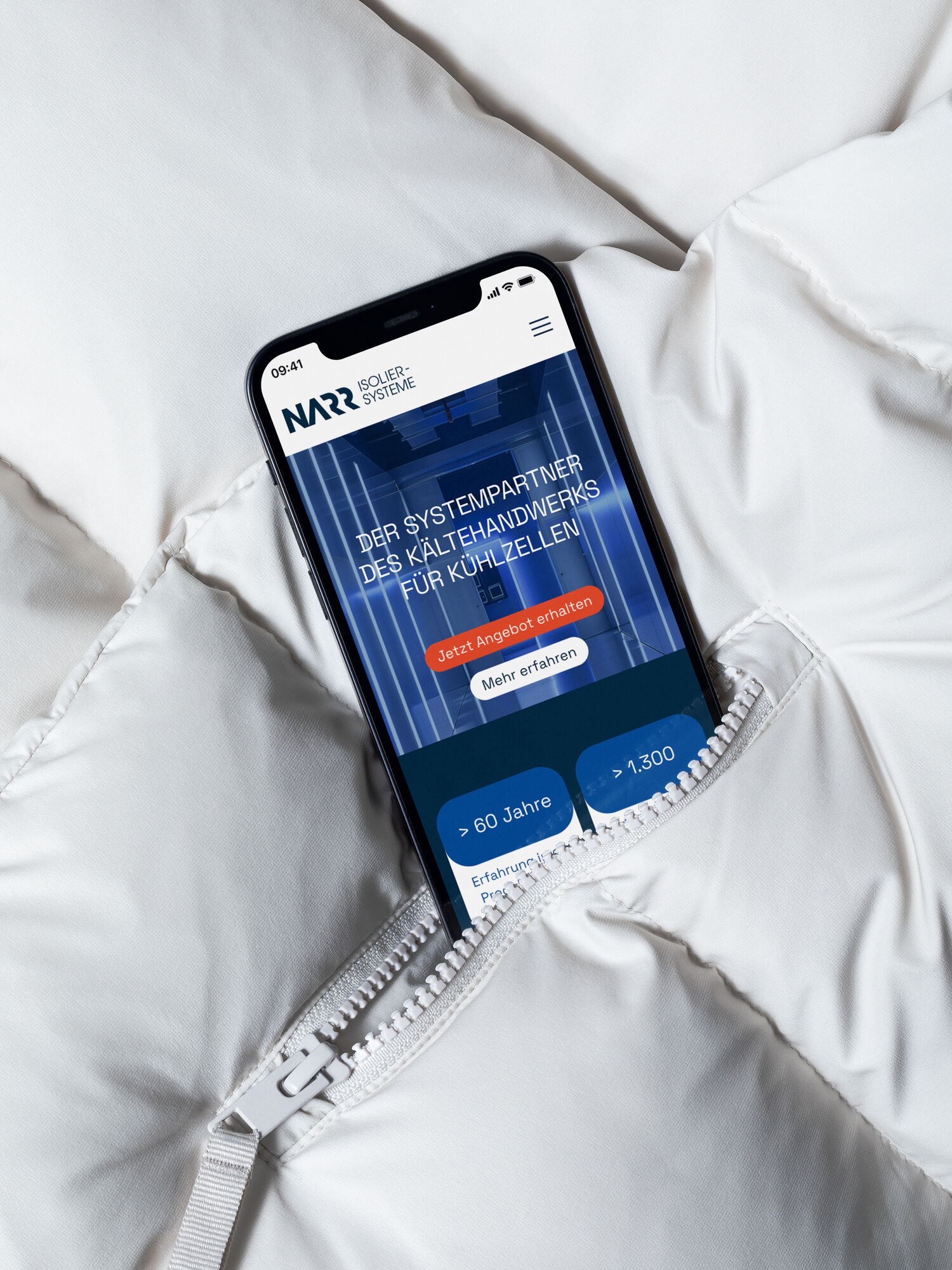 Smartphone ragt aus der Tasche einer weißen Daunenjacke, der Screen zeigt die NARR Landingpage.