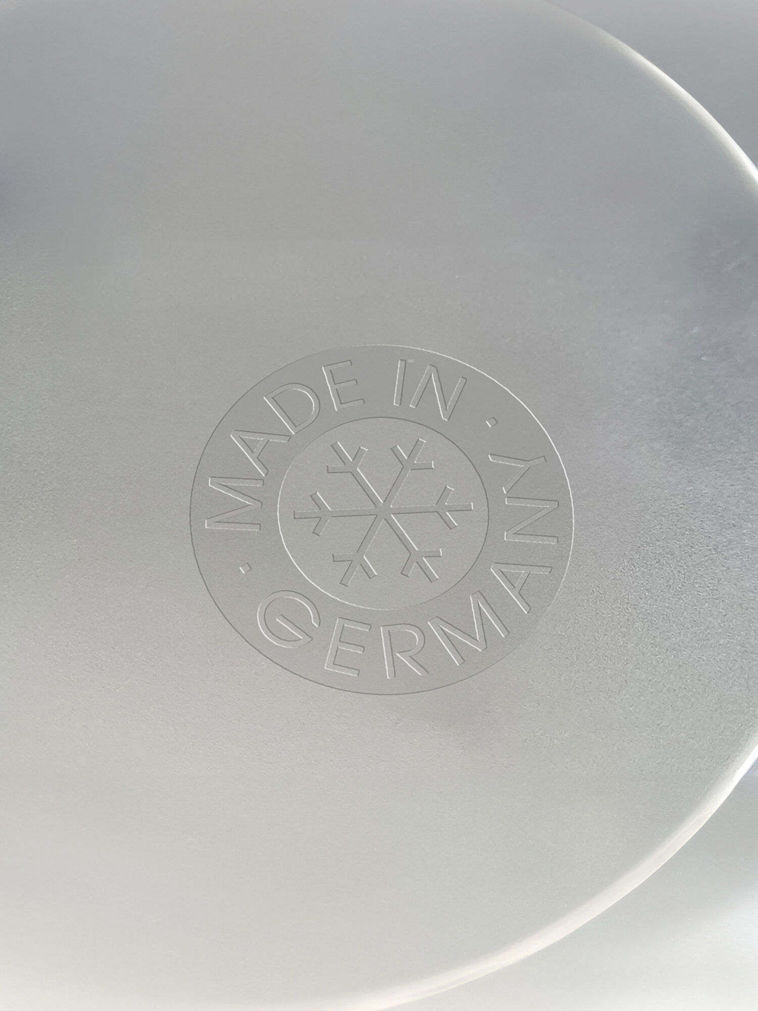 Metalloberfläche mit geprägtem »Made in Germany«-Siegel.