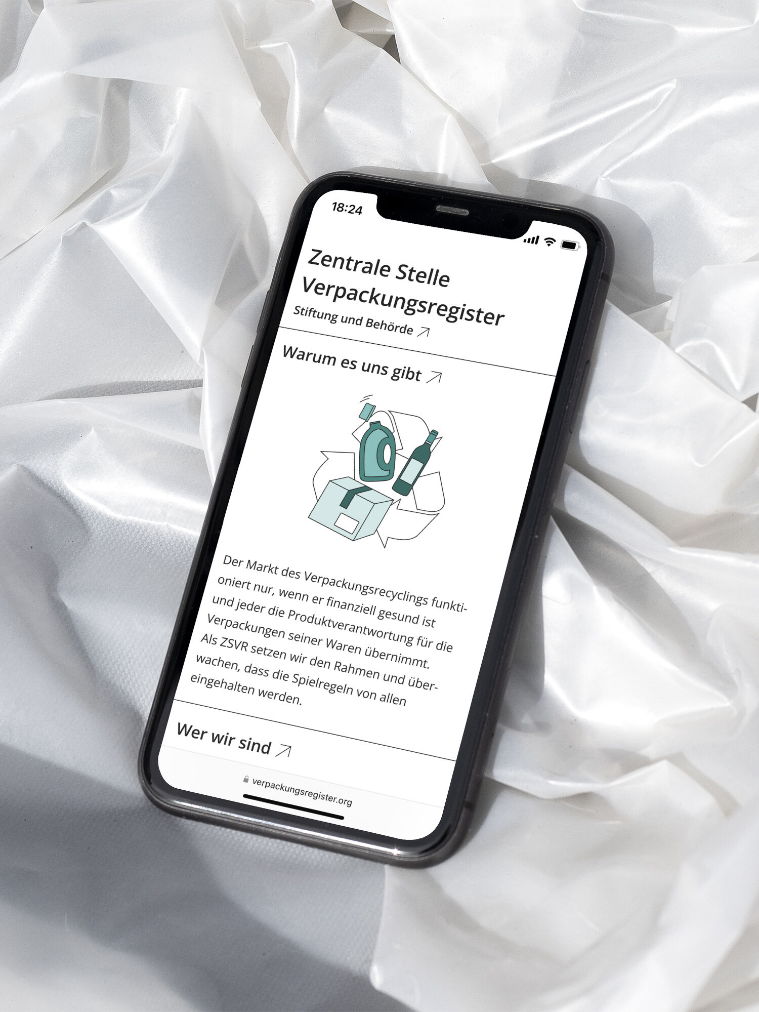 Ein Smartphone zeigt eine Grafik zum Thema Recycling auf der ZSVR Website. Das Handy liegt auf weißem Verpackungsmaterial.
