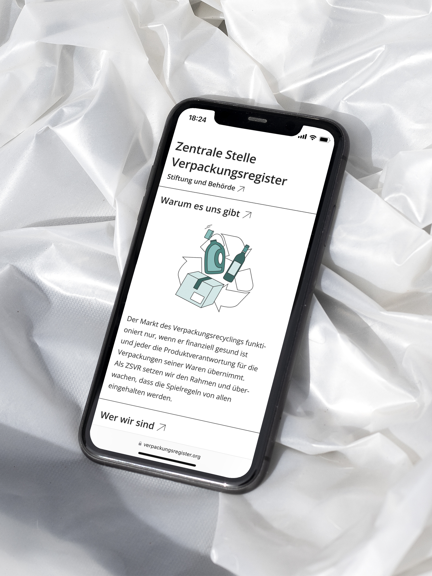 Ein Smartphone zeigt eine Grafik zum Thema Recycling auf der ZSVR Website. Das Handy liegt auf weißem Verpackungsmaterial.